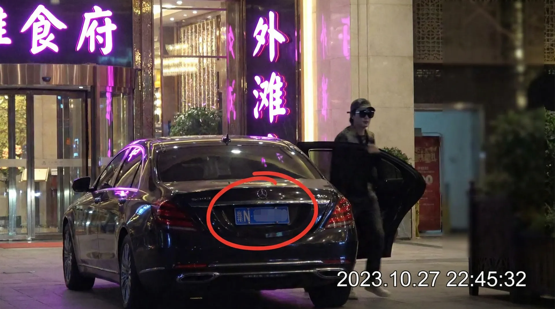 搞鸡 - 豪车餐厅外偷拍